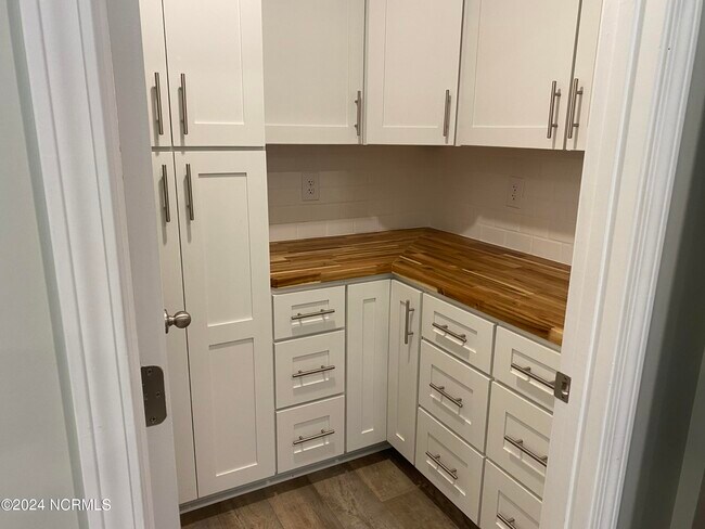 Foto del edificio - 423 High Ridge Ct