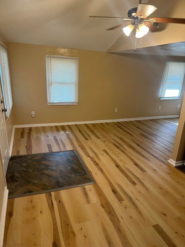 Building Photo - Newly Remodeled 2 Bed 1 Bath home!