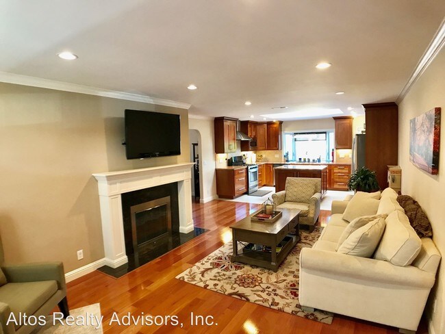 Building Photo - 879 S Knickerbocker Dr