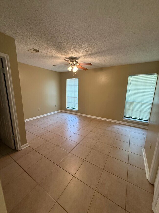 Foto del edificio - 1126-1128 Willow Creek Dr