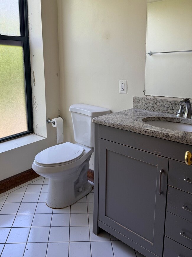 Building Photo - 611 W Briar Pl