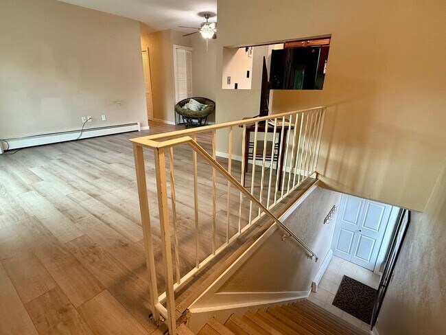 Foto del edificio - Charming 2BR Townhome w/ Attached Garage in Prime Lakewood Location!