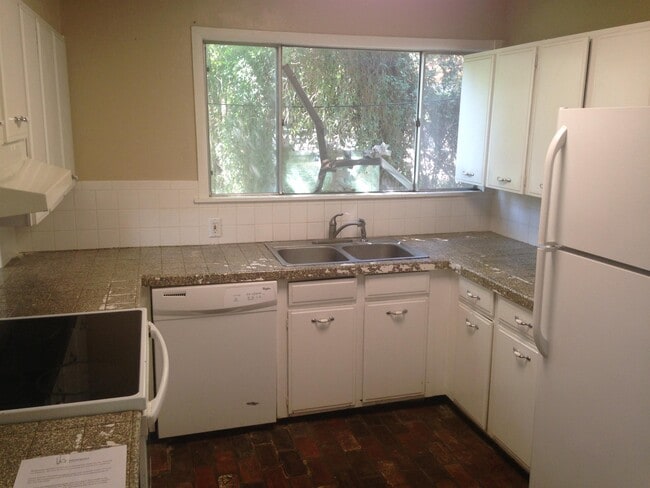 Foto del edificio - 1104 N LBJ Dr