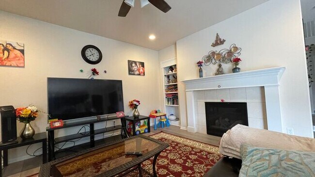 Building Photo - Beautiful Newer Home
