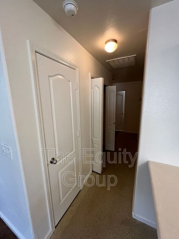 Building Photo - 540 E Lakeview Ave