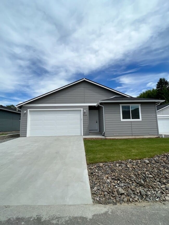 Building Photo - 1153 S New Oak Ln