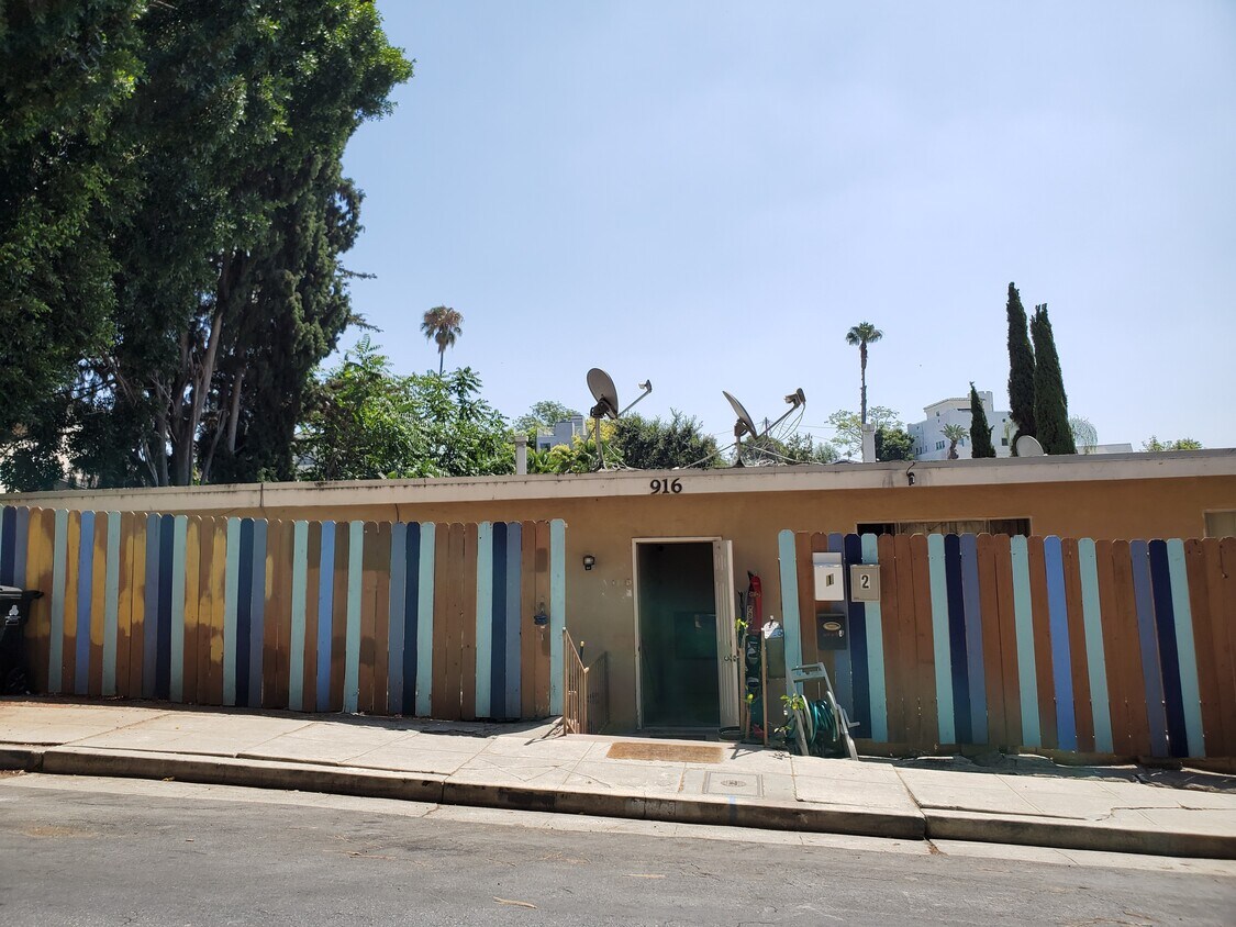 Foto principal - 916 Robinson St