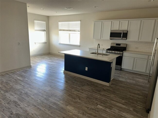 Foto del edificio - 241 Deserti Rd