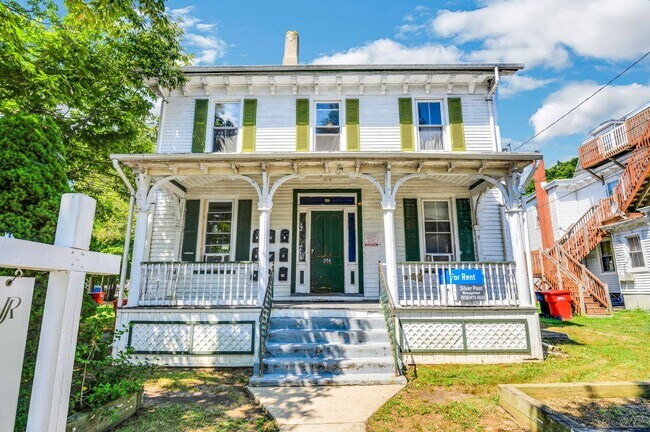 Building Photo - 204-204 1/2 Atlantic St
