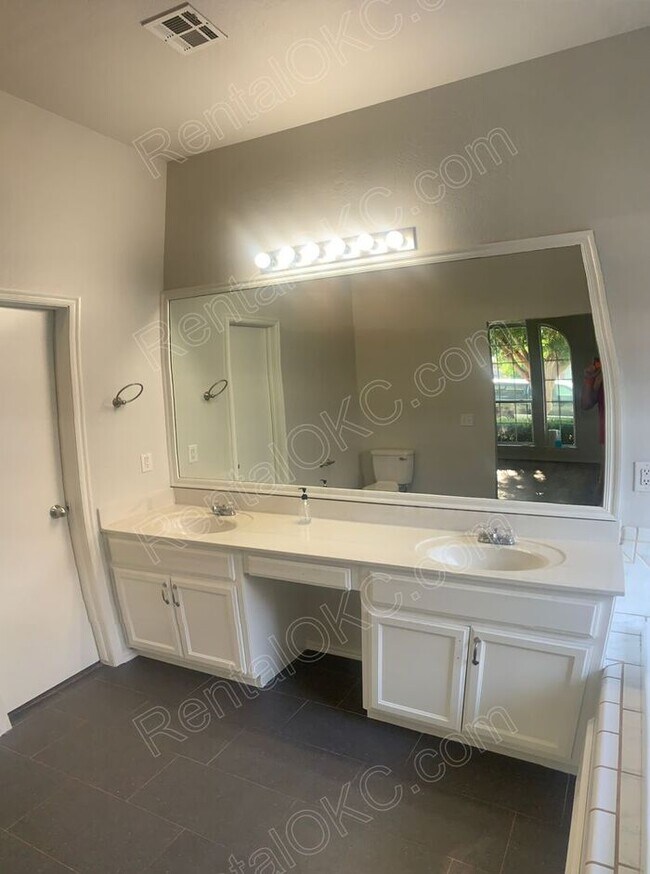 Foto del edificio - 4 Bed 2 Bath near Buck Thomas Park.