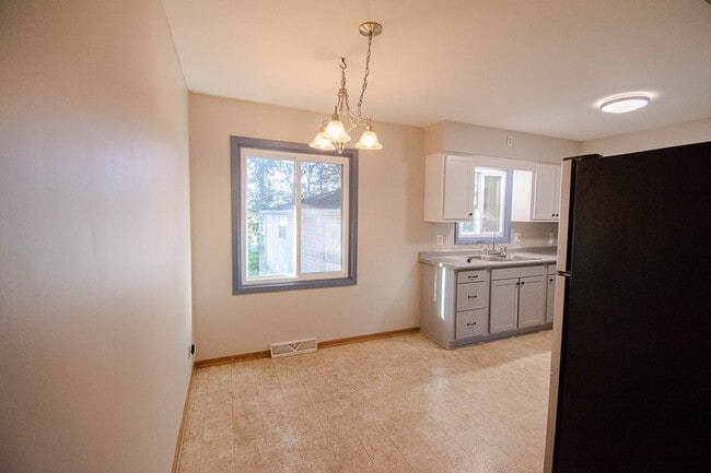Building Photo - 3bed 2bath Available For Rent in Easy Access Area!