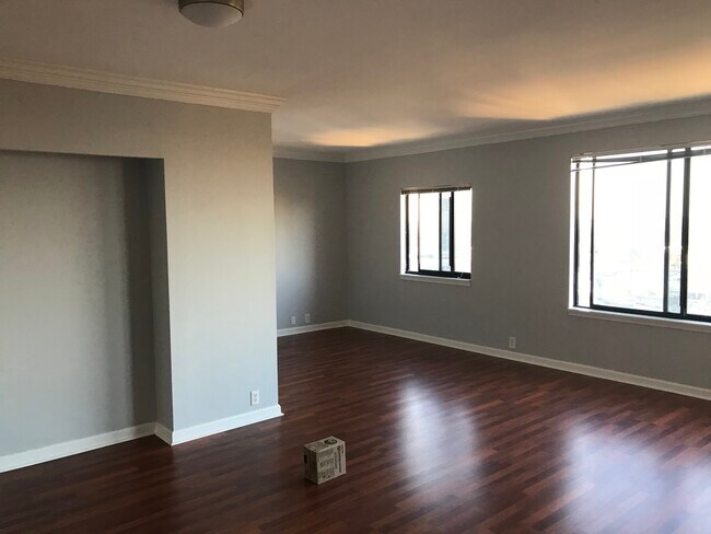 Spacious one bedroom with northern facing view - 3481 Lakeside Dr NE