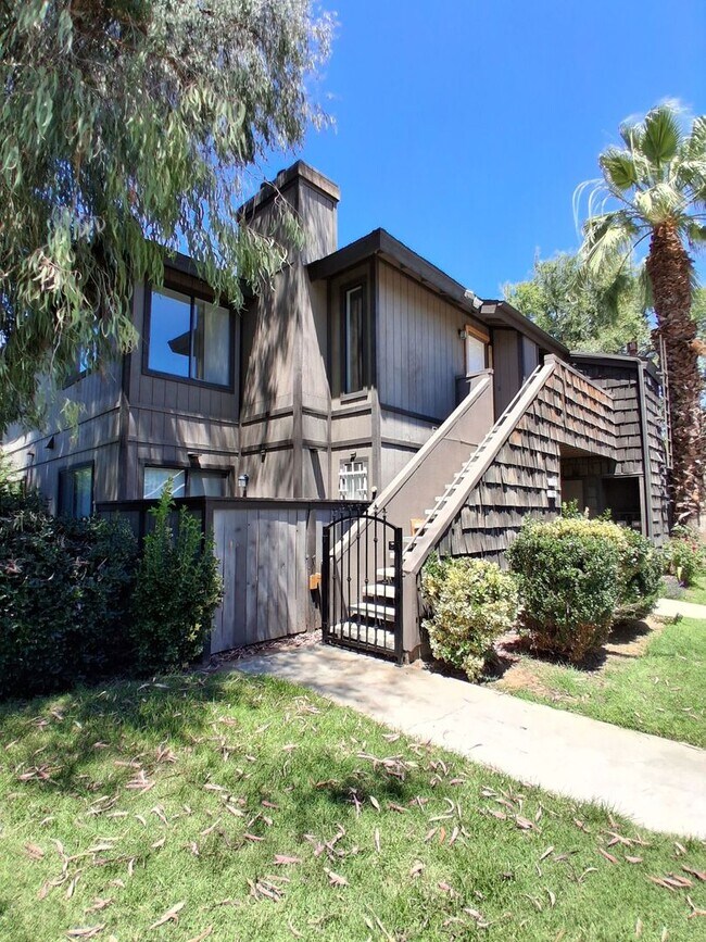 Building Photo - Beautifully Updated 2 Bedroom, 1 Bathroom Condo!