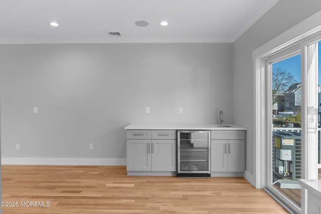 Building Photo - 51 Miller St