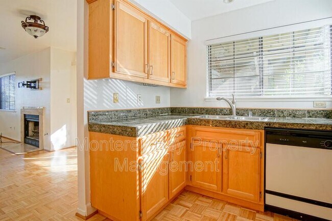 Foto del edificio - 340 Pheasant Ridge Rd