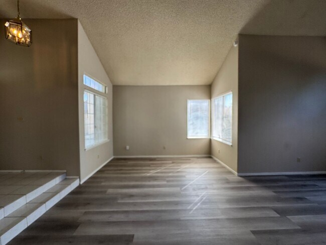 Building Photo - Spacious NW Bakersfield Home!