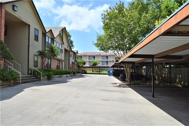 Building Photo - 903 Romeria Dr