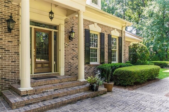 Building Photo - 565 River Chase Point