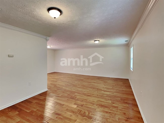 Foto del edificio - 502 Silver Maple Ln