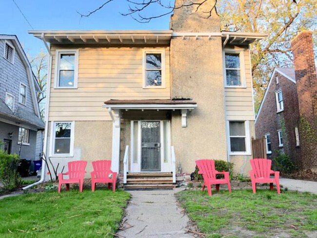 Building Photo - 262 Lakewood St