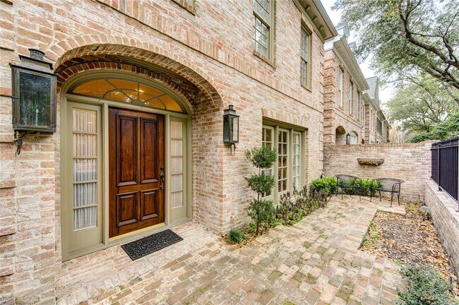 Foto del edificio - 2310 Briarglen Dr