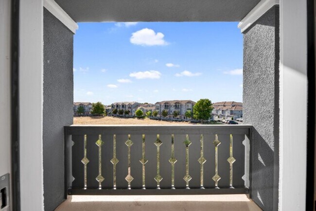 Building Photo - Townhouse - Beautiful 4bdrm, 3 bath - Rocklin