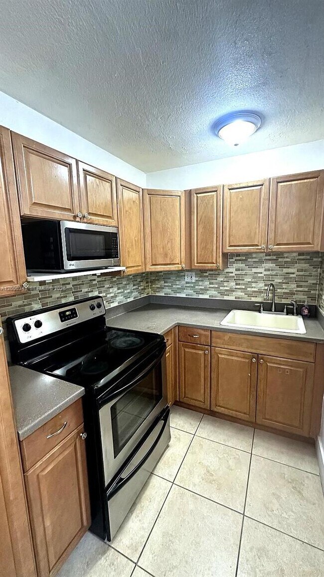 Foto del edificio - 4444 SW 67th Ave