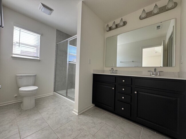 Building Photo - 3BD/2.5BTH townhome minutes from downtown ...