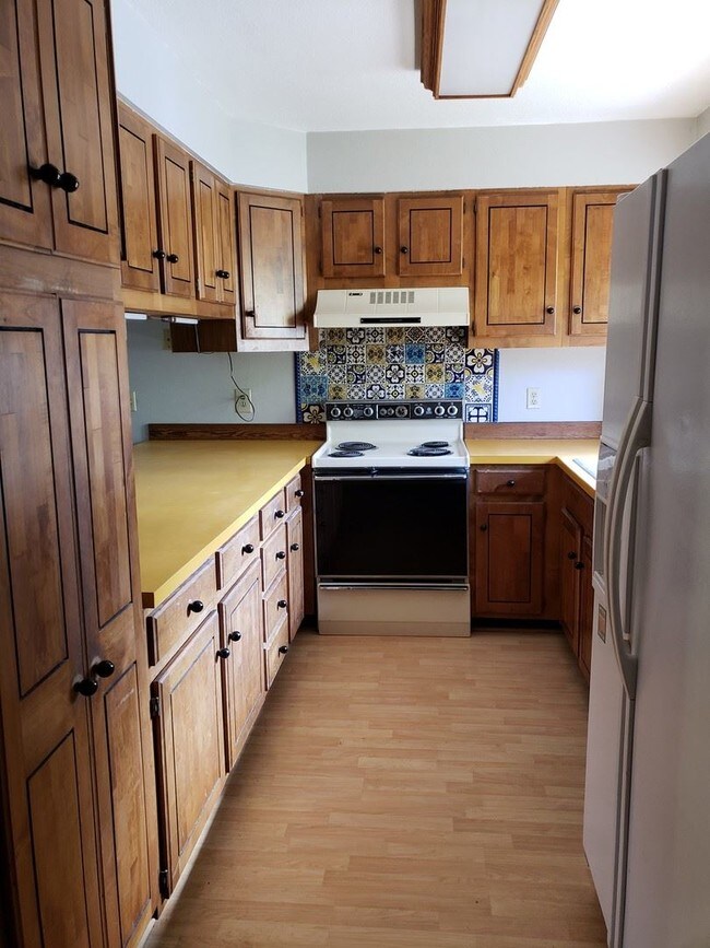 Foto del edificio - 3 br, 1.5 bath House - 232 W. 6th St.