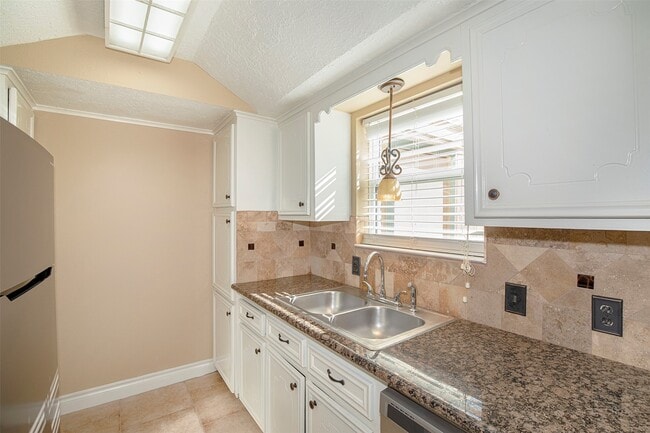 Building Photo - 431 Sunset Dr