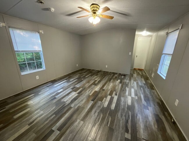 Building Photo - Singlewide in the country