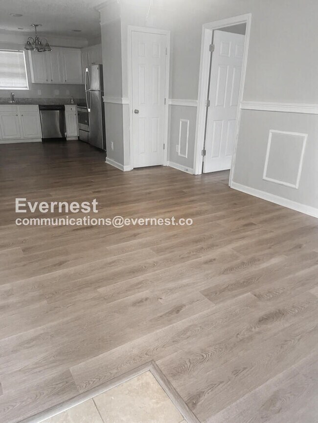 Building Photo - 3 Bed, 2 Bath Home with Off-Street Parking / Pet-Friendly / Vouchers Accepted / Available Now!