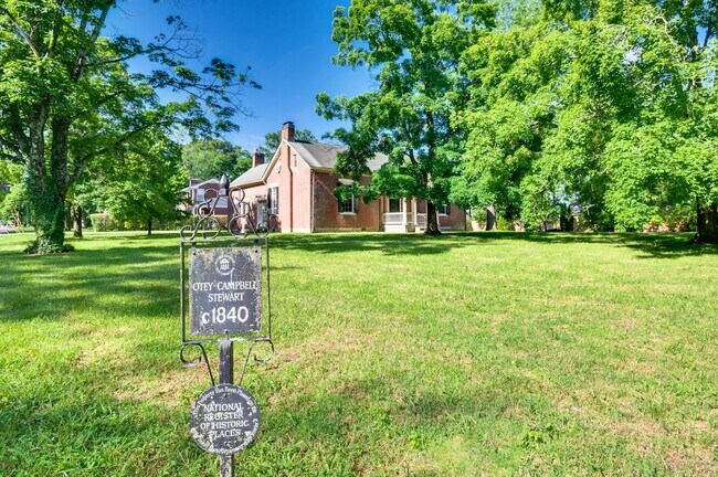 Building Photo - Charming 4BE/3BA Home in Historic Downtown...