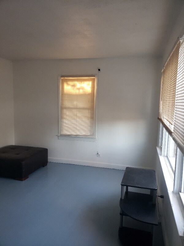 Building Photo - 832 Barney Ave