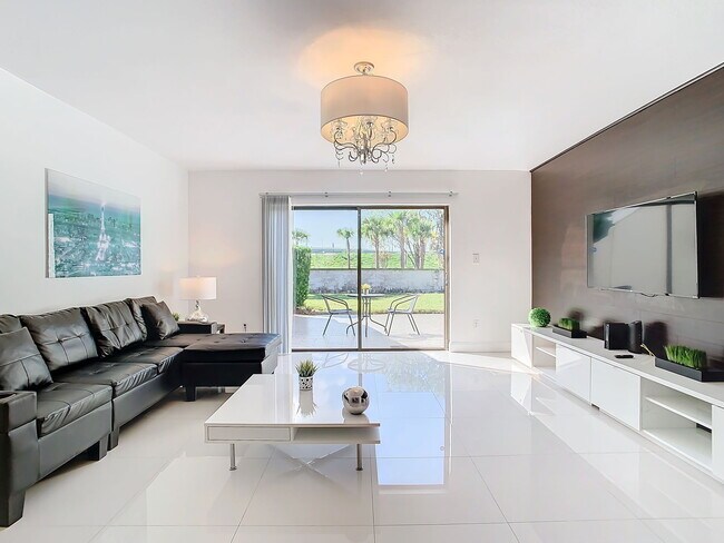 Foto del edificio - Vineland Road, Orlando, FL 32811 - 2 BR 2.5 BA townhouse