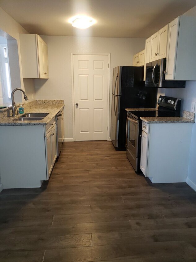 Foto principal - 230 Mission Newport Ln