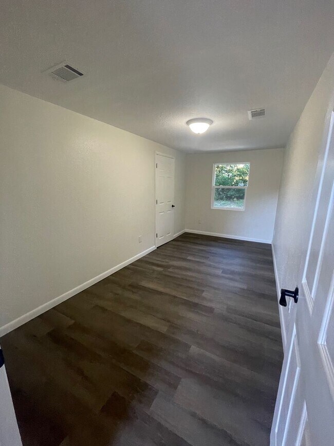 Foto del edificio - 3 Bed 1 Bath Home | Pet Friendly | Washer ...