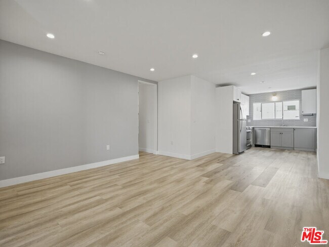Foto del edificio - 6350 Willoughby Ave