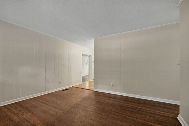 Foto del edificio - 4 bed 2 bath house, walk to stadium! Available August 2026