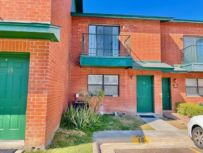 Foto del edificio - 8915 McPherson Rd