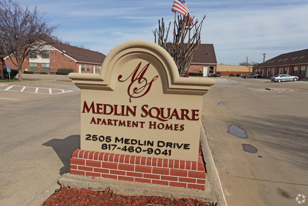 Building Photo - Medlin Square