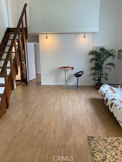 Building Photo - 1943 Vista Del Mar Ave