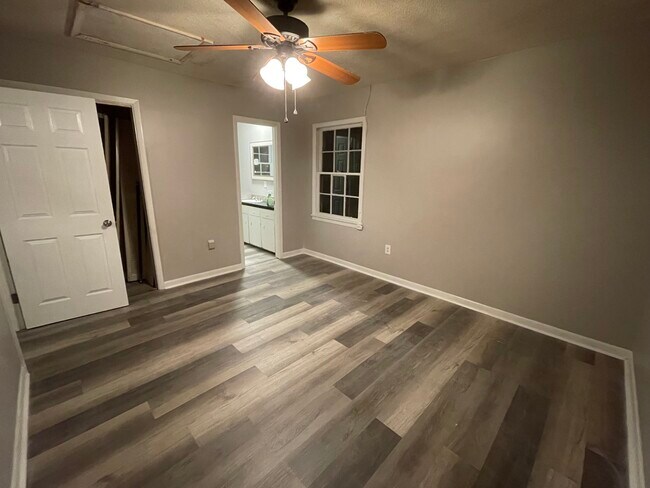 Foto del edificio - 8844-8850 Deerwood Dr (Quadplex)