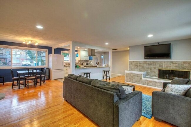 Building Photo - Charming 3BR House in Renton (Price includ...