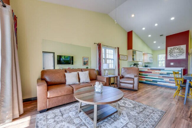 Living area - 555 Valley View Rd