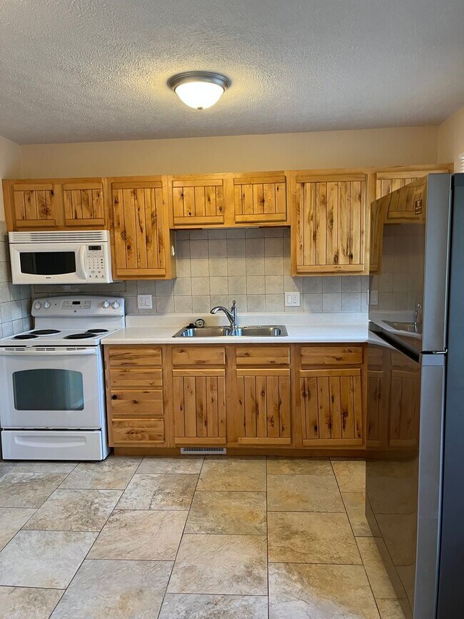 Foto del edificio - Make this  beautiful home yours!! Features...
