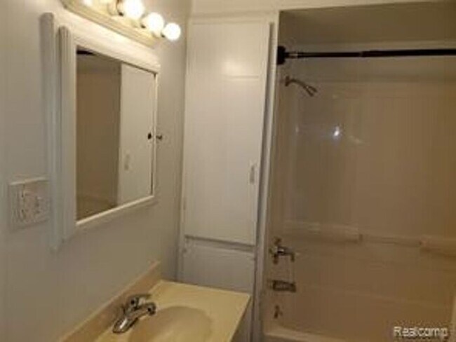 Foto del edificio - Cut 3 bedroom bungalow W/ appliances inclu...