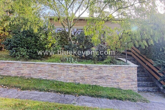 Building Photo - 4 Bed, 3 Bath,  2 Kitchens, 2350 sq ft Fab...