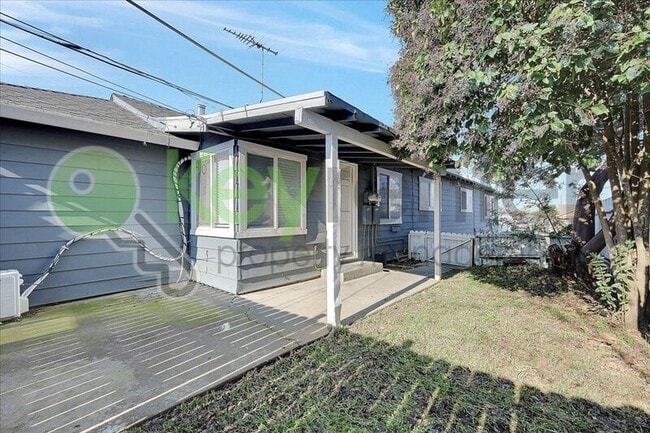 Building Photo - 246 Santiago Ave