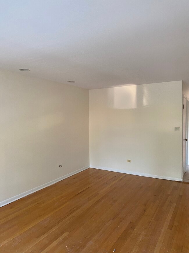 Building Photo - 3734 Ridgeland Ave